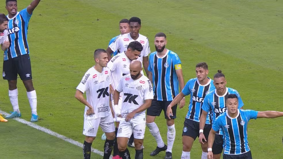 ​Marca de patrocinador descola de camisas do Grêmio durante jogo